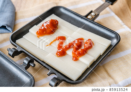 餅ピザ作り 餅ピザ作り 85913524