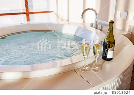 おいしそうなシャンパンとリラックスできるジェットバス 85913624