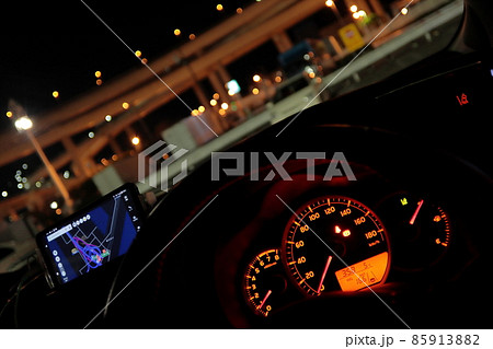 自動車のメーターとドライブ風景 自動車のメーターとドライブ風景 85913882