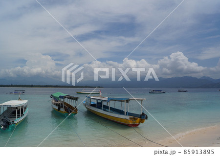 インドネシア・ギリメノ島に浮かぶボート 85913895