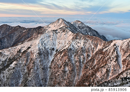 西日本最高峰の百名山石鎚山から見た「二の森」の朝 西日本最高峰の百名山石鎚山から見た「二の森」の朝 85913906