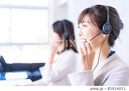 笑顔で電話対応をするオペレーター 笑顔で電話対応をするオペレーター 85914051