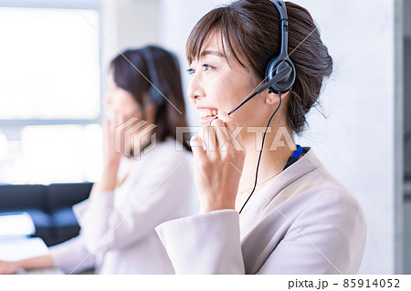 笑顔で電話対応をするオペレーター 85914052