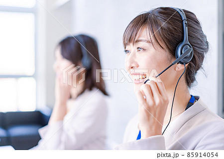 笑顔で電話対応をするオペレーター 笑顔で電話対応をするオペレーター 85914054