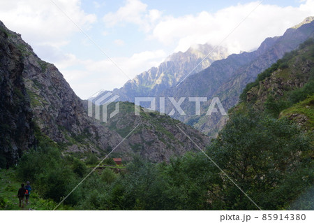 ジョージア・カズベク近郊のハイキング 85914380