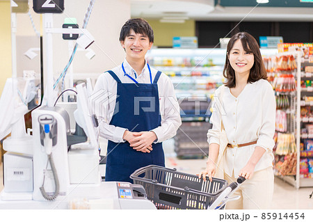 スーパーでお会計をする主婦とレジスタッフ 85914454