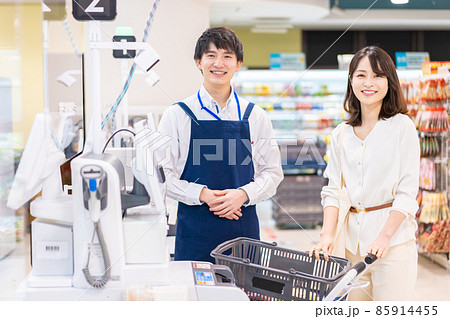 スーパーでお会計をする主婦とレジスタッフ スーパーでお会計をする主婦とレジスタッフ 85914455