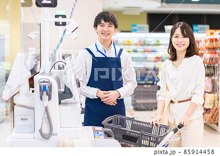 スーパーでお会計をする主婦とレジスタッフ スーパーでお会計をする主婦とレジスタッフ 85914458