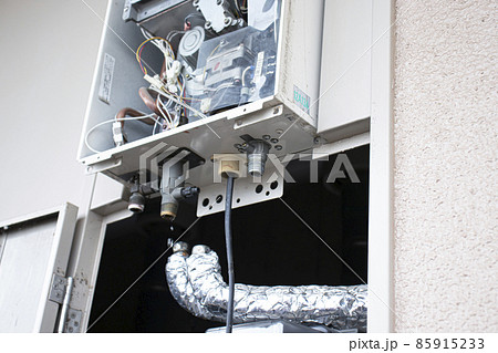 ガス給湯器の交換作業 85915233