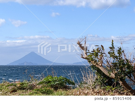 鹿児島県佐多岬より薩摩富士といわれる開聞岳を遠くに望む 85915406