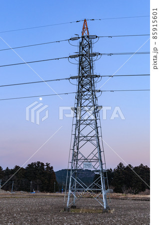鉄塔と送電線 85915601