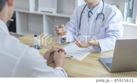 Male doctor made a diagnosis on a male patient and gave advice on treatment methods in the hospital examination room, Helping patients with medical advice, Health care counseling. Male doctor made a diagnosis on a male patient and gave advice on treatment methods in the hospital examination room, Helping patients with medical advice, Health care counseling. 85915611
