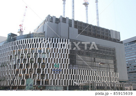建設工事中の阪神百貨店梅田本店 85915639