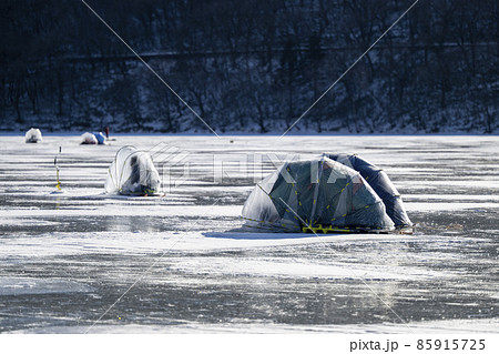 赤城大沼でワカサギ釣りを楽しむ人々 赤城大沼でワカサギ釣りを楽しむ人々 85915725