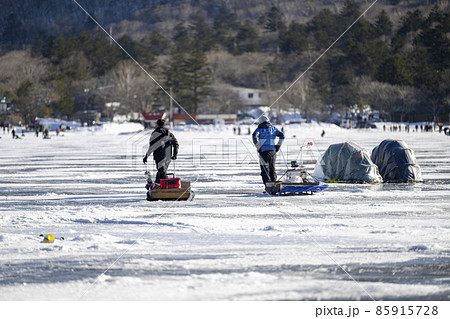 赤城大沼でワカサギ釣りを楽しむ人々 85915728