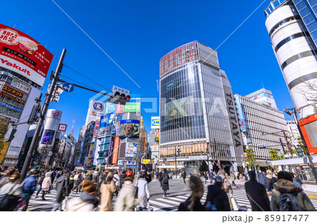 日本の東京都市景観 初3万人超、東京・大阪5千人超…まん延防止の愚、宣言まだない愚＝18日、渋谷 85917477