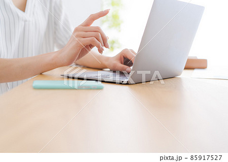 在宅ワーク　女性　手元　顔なし 85917527