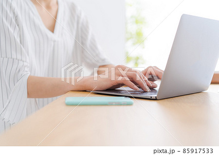 在宅ワーク　女性　手元　顔なし 85917533