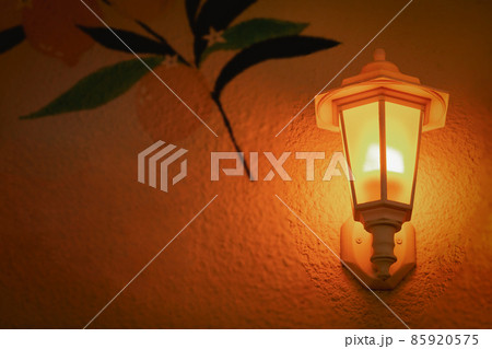 Vintage old street lamp on house wall at night 85920575
