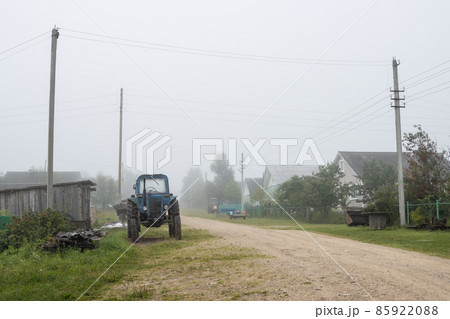 Misty morning in the countryside 85922088