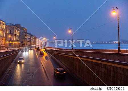 Beautiful evening view of the road on the embankment of the Neva River in the historic center of St. Petersburg 85922091