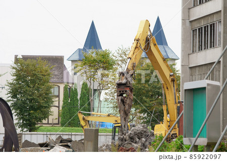 老朽化した公共建造物の解体作業をする重機 老朽化した公共建造物の解体作業をする重機 85922097