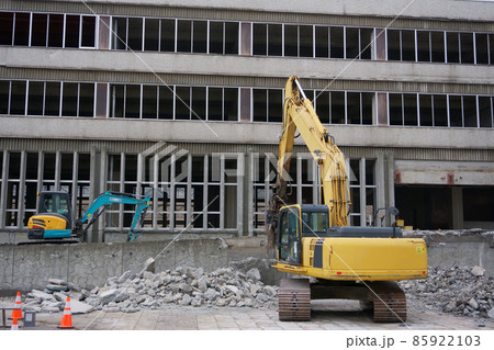 老朽化した公共建造物の解体作業をする重機 老朽化した公共建造物の解体作業をする重機 85922103