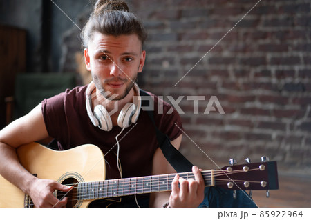 man with guitar indoor man with guitar indoor 85922964