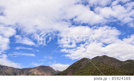 冬の空と御坂山地の山並み・河口湖畔 85924168