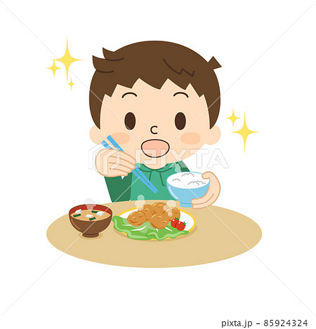 笑顔で食事をする男の子 からあげ 笑顔で食事をする男の子 からあげ 85924324