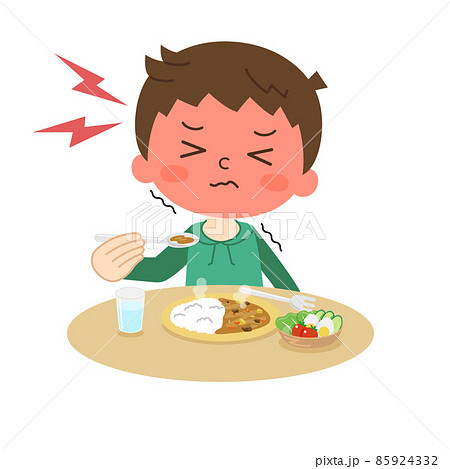 カレーライスを食べて辛い思いをする男の子 85924332