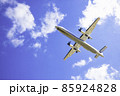 真上を飛ぶ飛行機  ボンバルディアDHC8-Q400 85924828