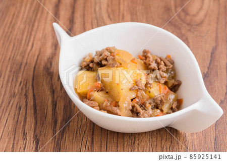 じゃが芋と挽き肉の煮物 じゃが芋と挽き肉の煮物 85925141