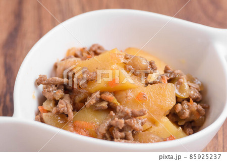 じゃが芋と挽き肉の煮物 じゃが芋と挽き肉の煮物 85925237