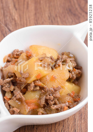 じゃが芋と挽き肉の煮物 85925238