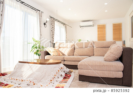 こたつある広いリビングルーム 85925392