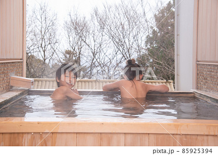露天風呂に入る子ども 露天風呂に入る子ども 85925394
