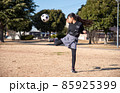 公園でサッカーをする小学生の女の子 85925399