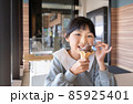 ソフトクリームを食べる小学生の女の子 85925401