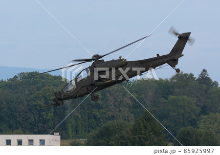 イタリア陸軍アグスタA129Cマングスタ攻撃ヘリコプター低空飛行 85925997