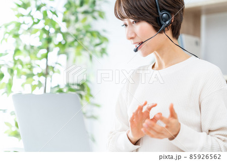 テレワークをするミドル女性 テレワークをするミドル女性 85926562