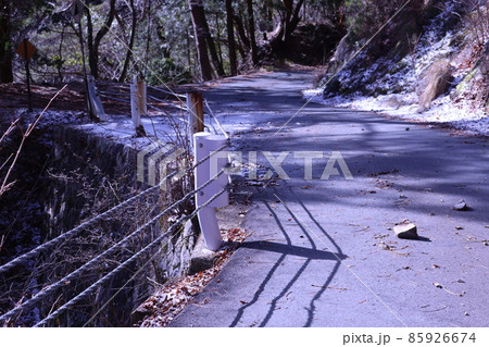 ワイヤーのガードレールと落石 85926674