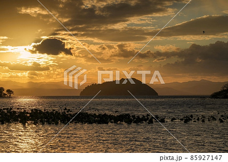 琵琶湖に沈む幻想的な夕日の情景＠滋賀 85927147