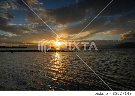 琵琶湖に沈む幻想的な夕日の情景@滋賀 琵琶湖に沈む幻想的な夕日の情景@滋賀 85927148