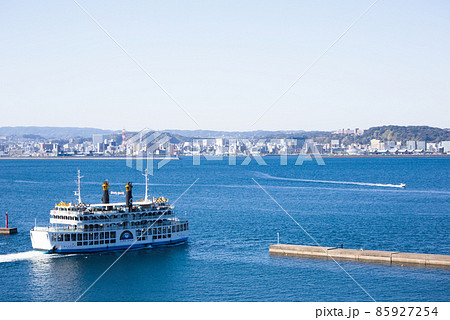 桜島港を出る桜島フェリーと鹿児島市街地 85927254