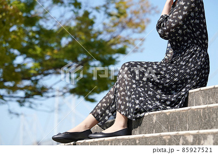 階段に腰掛ける 階段に腰掛ける 85927521