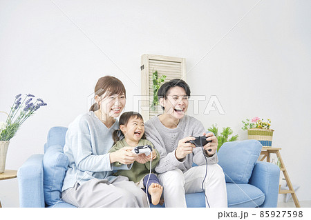 テレビゲームで遊ぶ家族 テレビゲームで遊ぶ家族 85927598