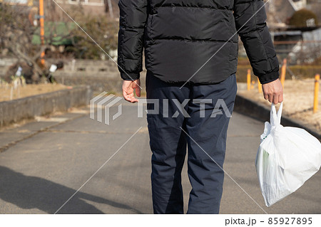 ゴミを捨てに行く男性の後ろ姿 ゴミを捨てに行く男性の後ろ姿 85927895