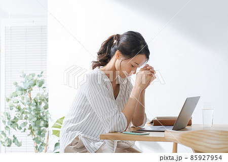 落ち込む　体調不良　女性 85927954