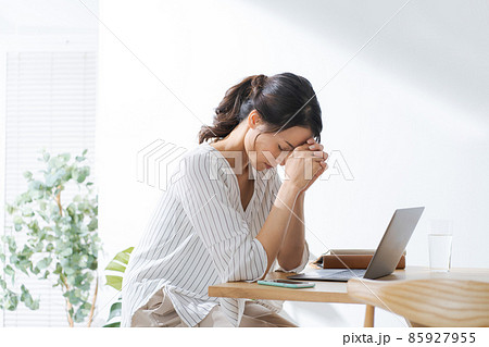 落ち込む　体調不良　女性 85927955